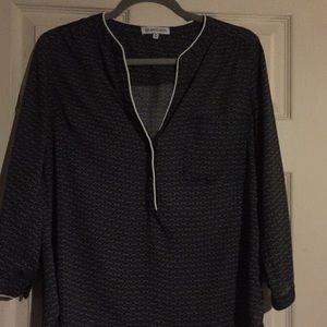 Silky geometric 3/4 length half button down.